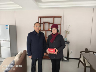 校领导春节前夕走访慰问离退休老...